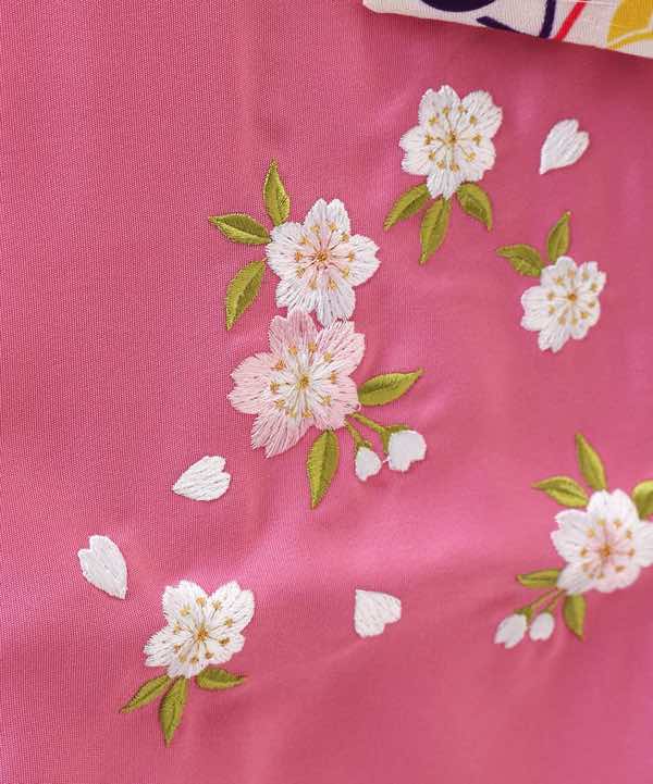 卒業式袴レンタル | 白地に赤い大輪と桜・鞠 ピンク刺繍袴