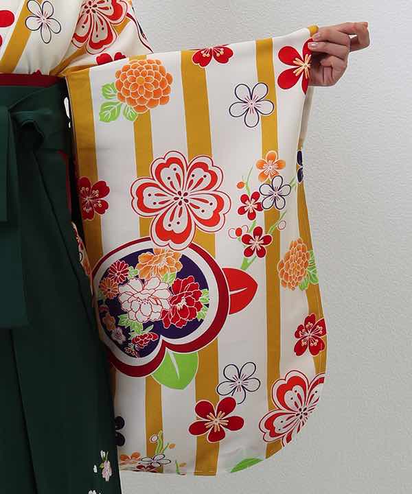 卒業式袴レンタル | 白地に黄色のストライプと花々 刺繍入り緑袴(S)